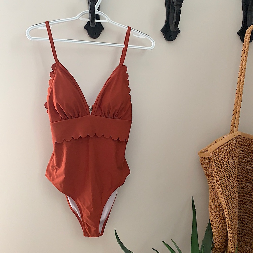 NWT Cupshe size M scalloped burnt orange one piece